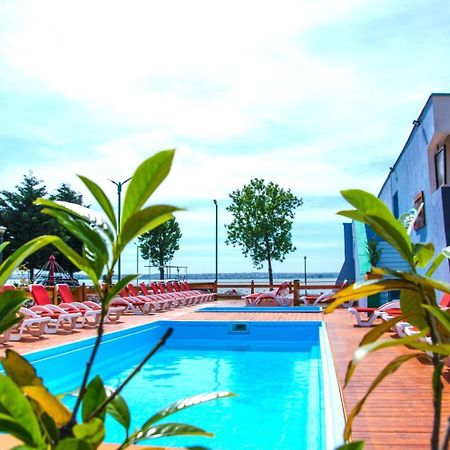 Voila Mamaia Hotel Bagian luar foto
