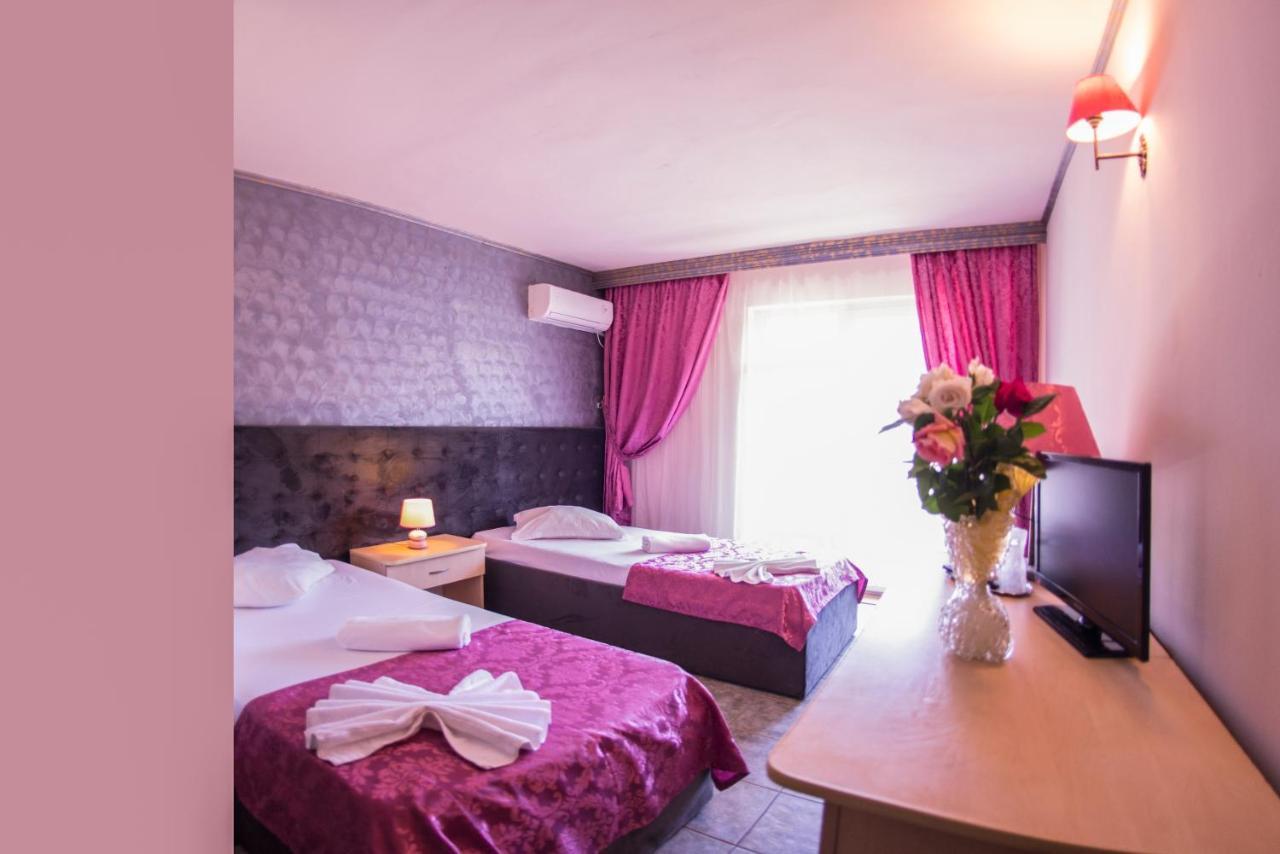 Voila Mamaia Hotel Bagian luar foto