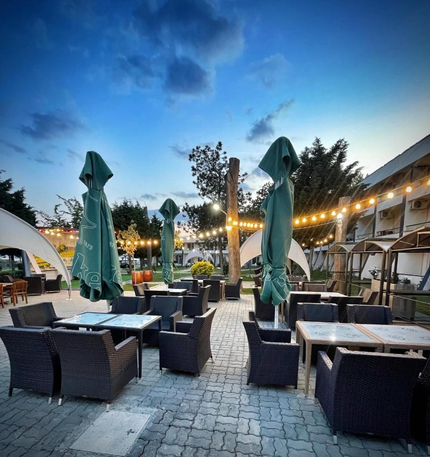 Voila Mamaia Hotel Bagian luar foto