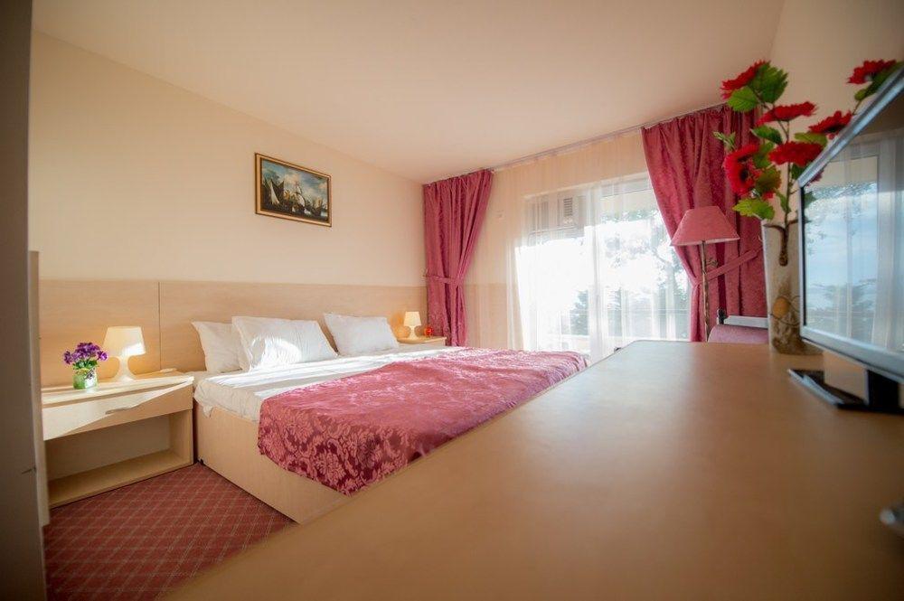 Voila Mamaia Hotel Bagian luar foto