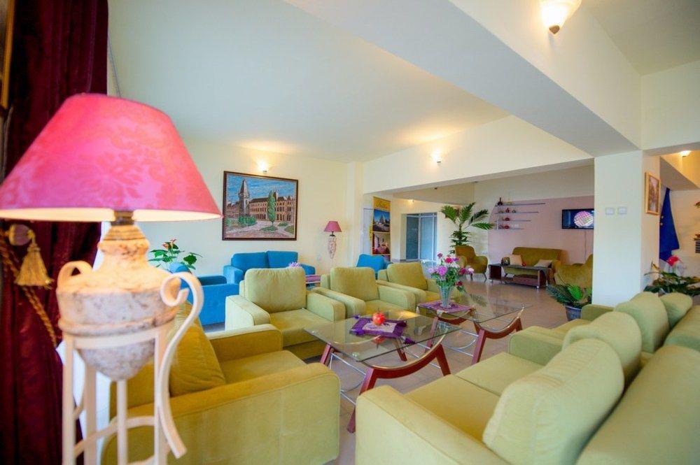 Voila Mamaia Hotel Bagian luar foto