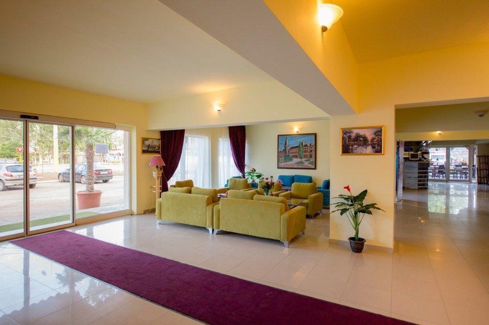 Voila Mamaia Hotel Bagian luar foto