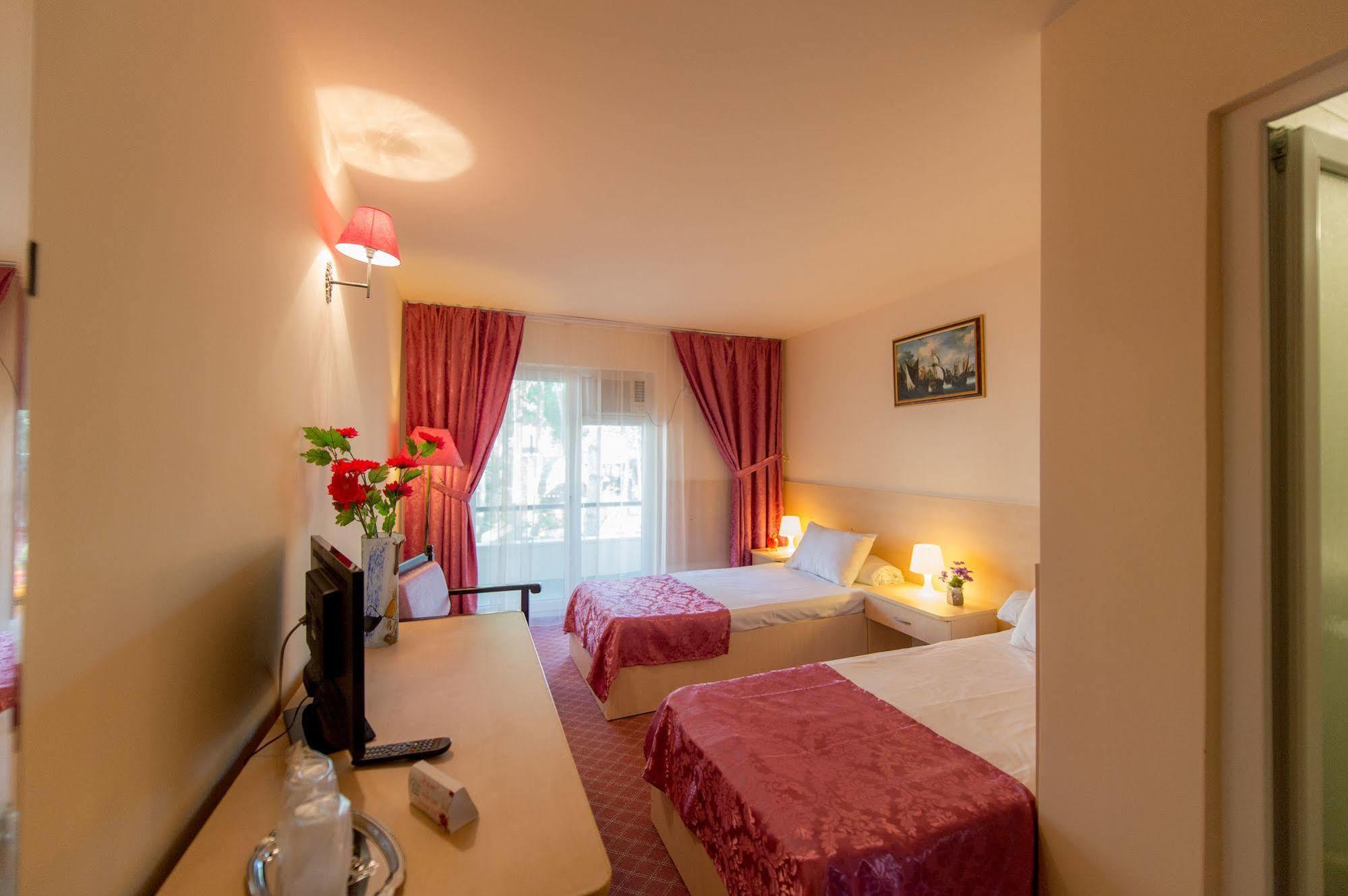 Voila Mamaia Hotel Bagian luar foto